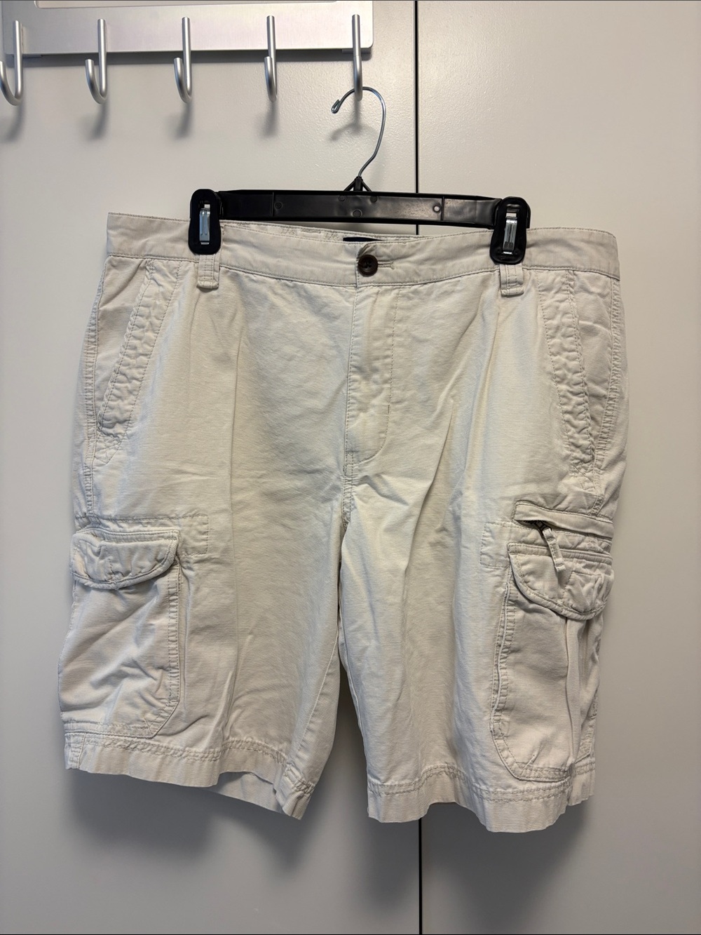 Chaps Men's Cargo Shorts in Light Beige